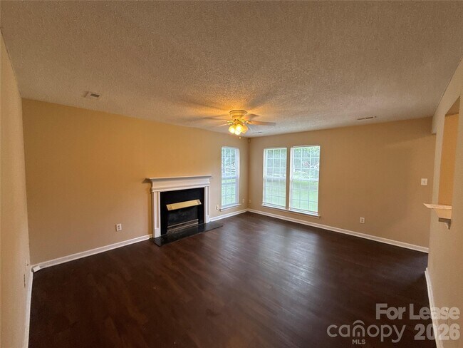 Building Photo - 7037 Breeders Cup Cir