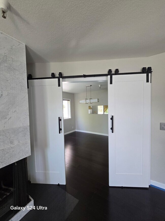 Building Photo - EPIC REA -End-unit AND TOP TWO floors (pen...