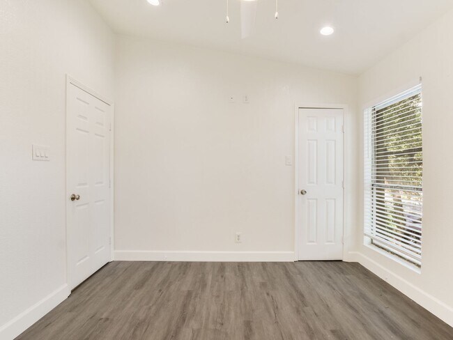 Building Photo - 3816 Southway Dr