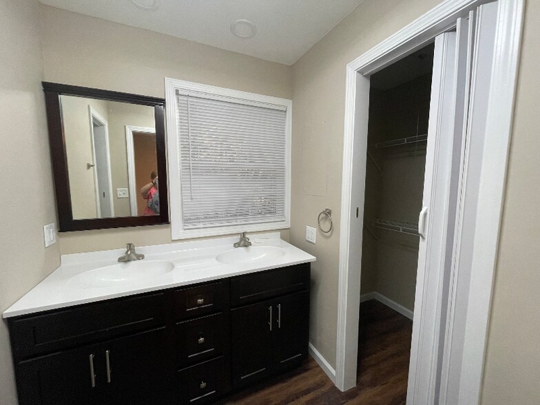 Building Photo - 2941Essary Dr