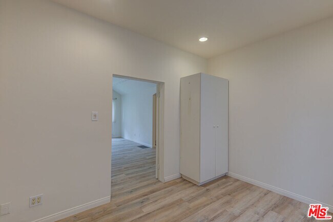 Building Photo - 320 S Reeves Dr