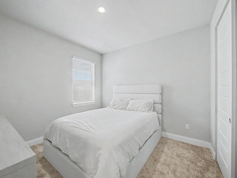 Building Photo - 9049 Dahlia Cir