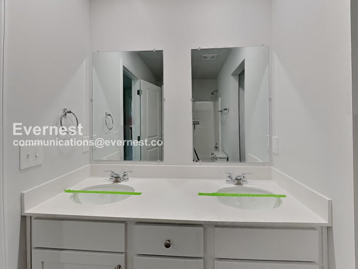 Building Photo - 4233 Park Ave