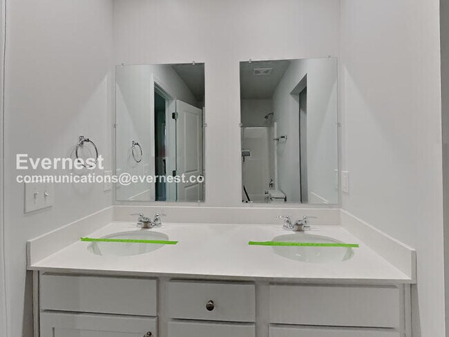 Building Photo - Limited Time Special Offer! / 3 Bed, 2.5 Bath Home with Modern Amenities / Pet-Friendly / Availab...