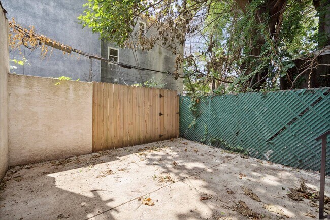 Building Photo - 1826 W Montgomery Ave