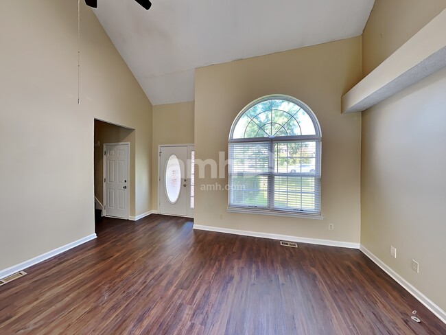 Building Photo - 620 Creekfront Dr