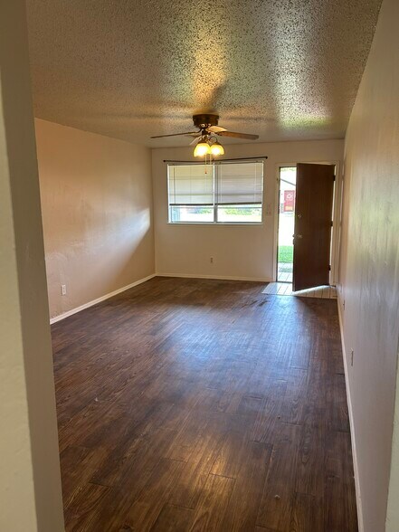 looking back at the front door - 1317 Lakecrest Dr