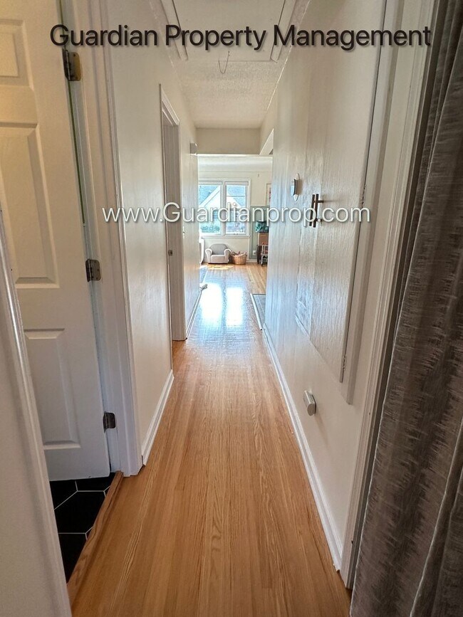 Building Photo - Nokomis Area Single Family Home, Very Clean, Dishwasher, 1 Car Garage, Available September