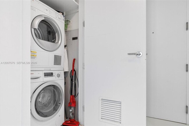 Building Photo - 17475 Collins Ave