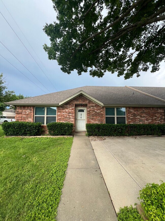 Primary Photo - 970 Austin Ct