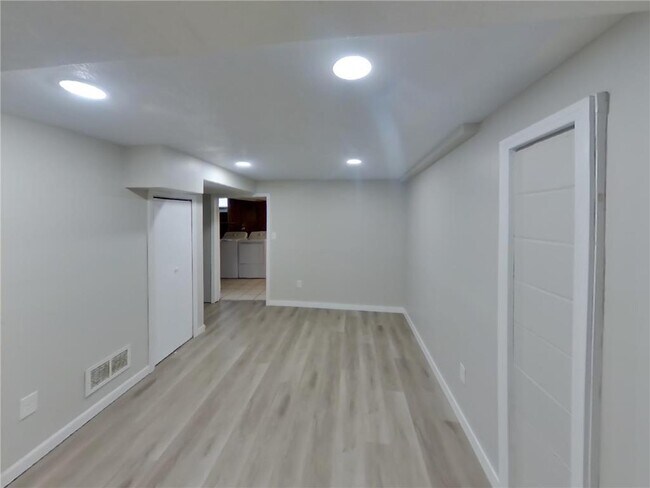 Building Photo - 1633 Sherwood Ave