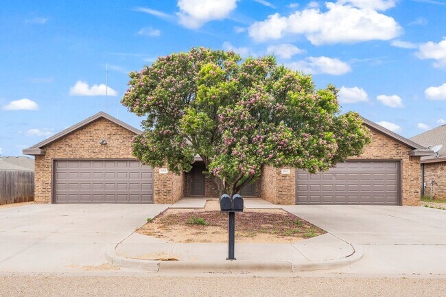 Building Photo - Beautifully Updated 3-Bed, 2-Bath, 2-Car Garage Duplex in Prime Lubbock Location!