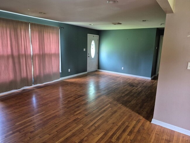 Building Photo - Spacious 3 Bed 2 Bath Rancher In Oxford