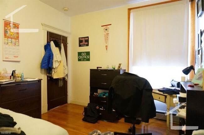 Building Photo - Spacious Brookline Apt near BU; perfect for students!  Granite Countertops, 2 Decks