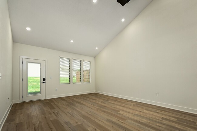 Building Photo - 100-102 Amberwood Ct