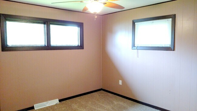 Building Photo - Two Bedroom House in Jefferson Hills With Central Air And Detached One Car Garage - Fenced In Yard