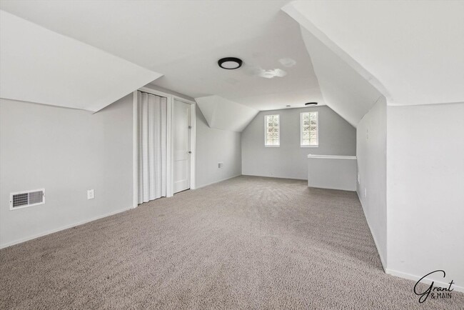 Building Photo - 3 bedroom bungalow $1500