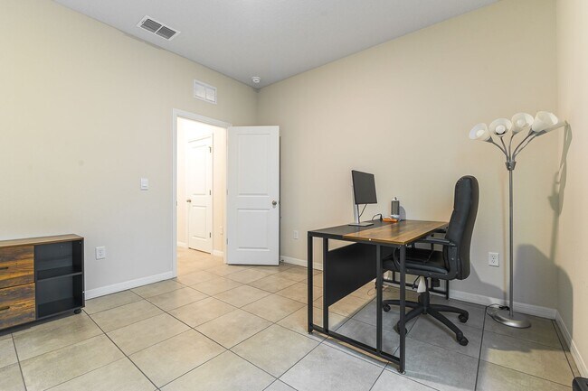 Building Photo - Pet Friendly, Spacious, modern 4 bed home ...