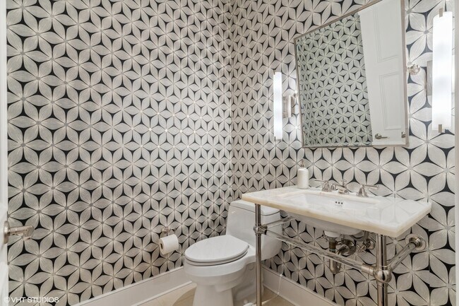 Building Photo - 118 E Erie St