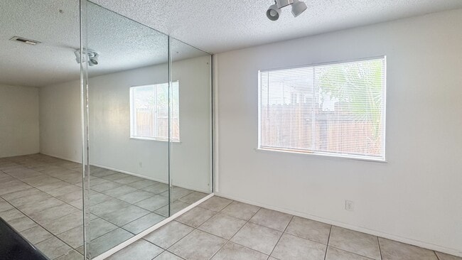 Building Photo - 3-Bed, Single Story Home in NON-HOA community