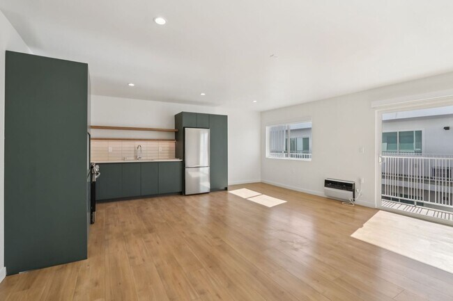 Building Photo - 1422 Tamarind Ave