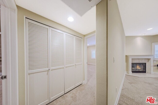 Building Photo - 937 12th St