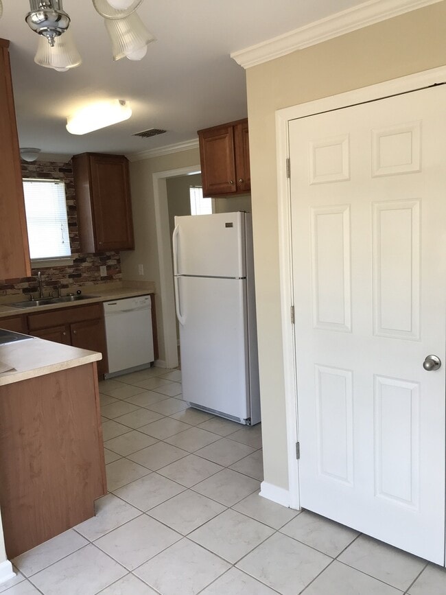 Building Photo - Bellevue Townhome 4 bedrooms 3 full baths