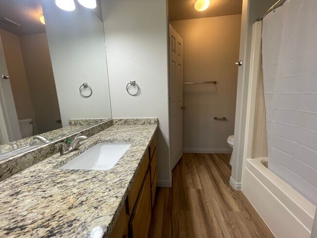 Building Photo - 3 Bedroom Duplex!!