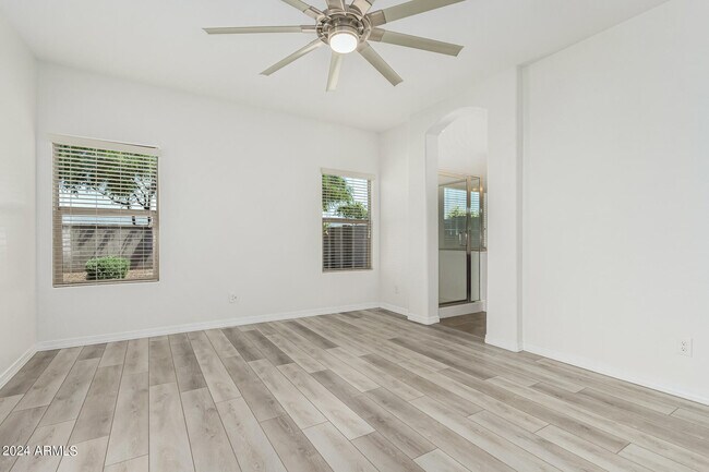 Building Photo - 476 W Honey Locust Ave