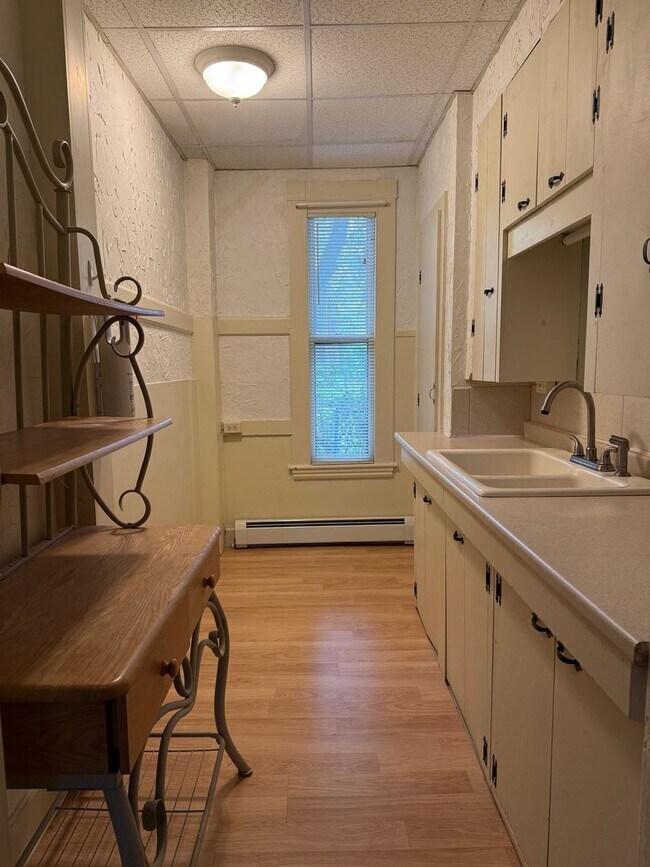 Building Photo - Westbrook-66 Stroudwater St. #1:  1 BR/1BA+office apt., Available now! $1,650.00 + utilities