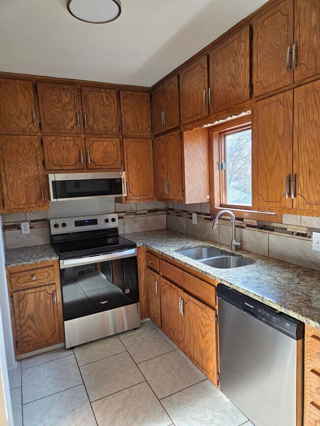 Building Photo - Aksarben 3 bed 2 bath 1 car garage newly remodeled, witb a fenced in backyard!