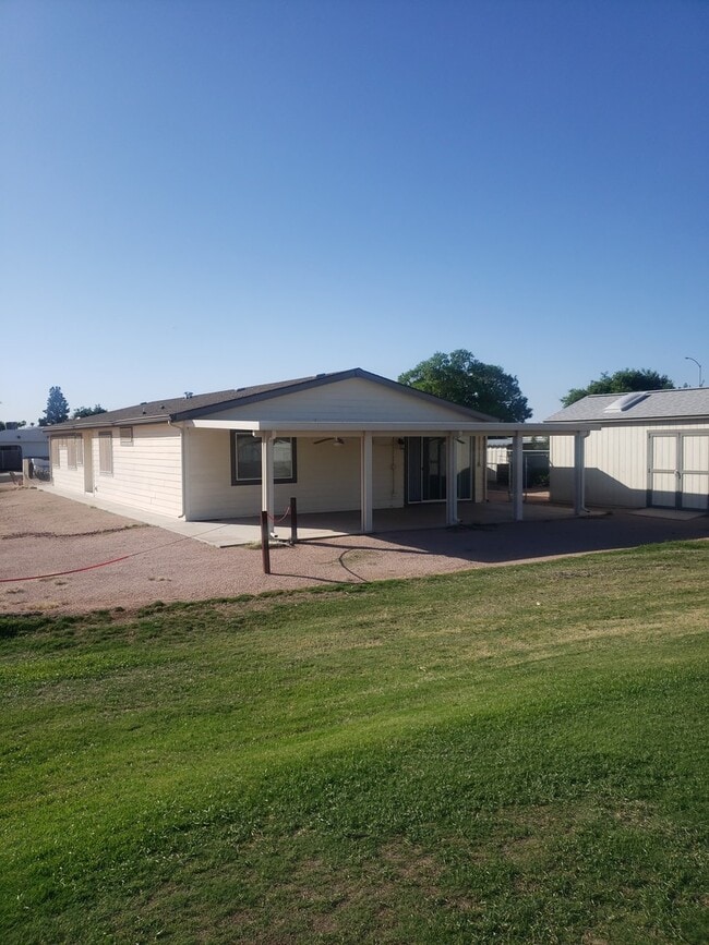 Building Photo - 3 bd 2 bath Golf Course Living