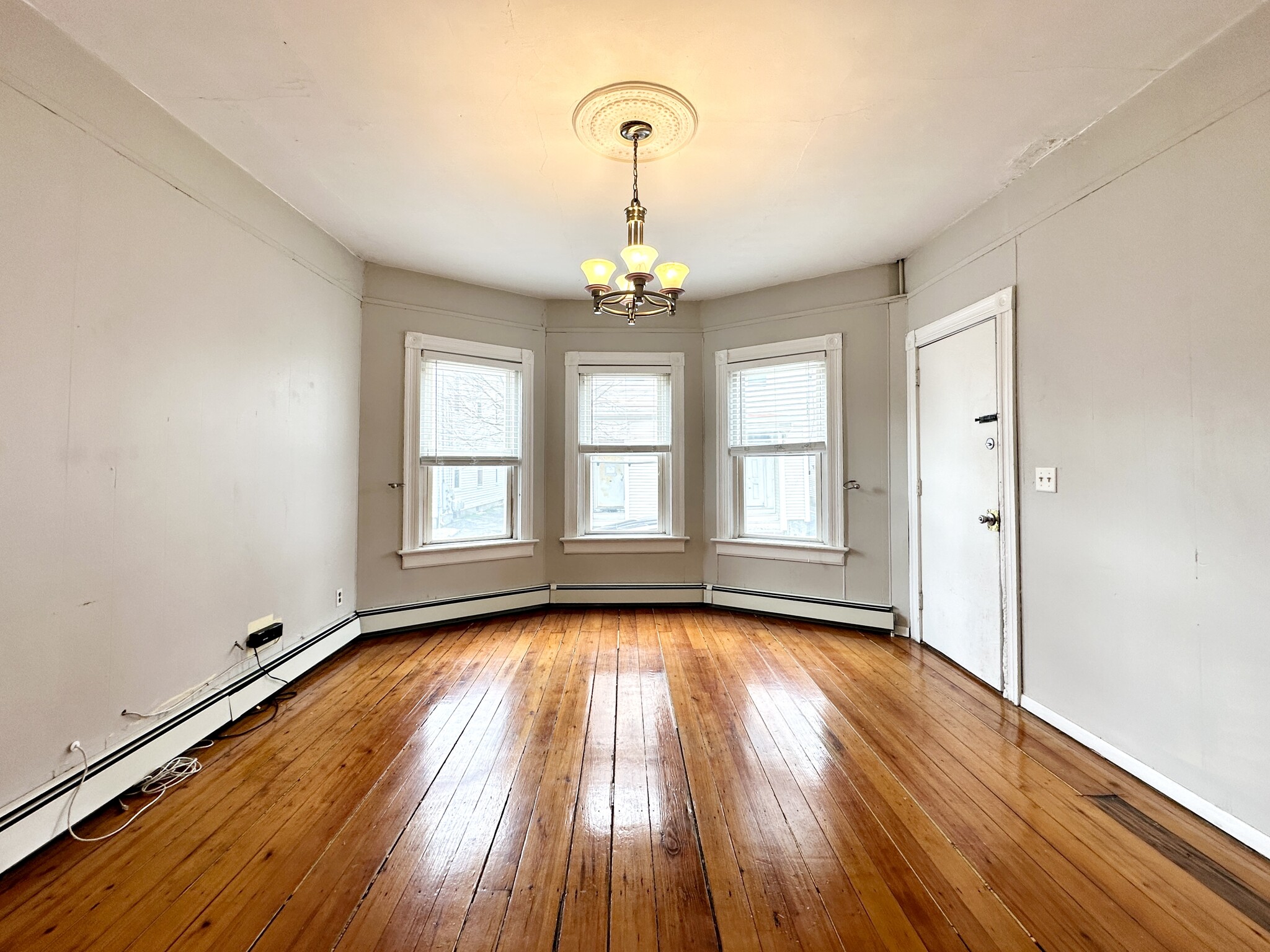 Building Photo - 48 America St