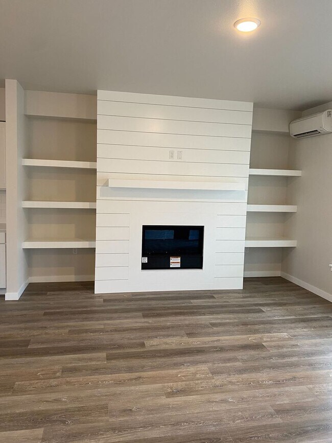 Building Photo - Modern 3 Bedroom, 3 Bath Townhome with 2-Car Garage! Move in today pay no rent till 1/1/2025