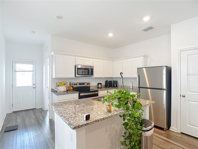 Building Photo - 38345 Honey Suckle Dr