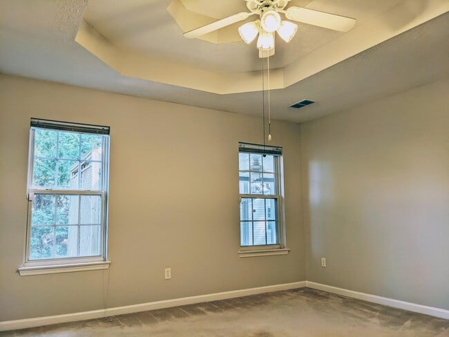 Building Photo - 2045 Shoreline Dr