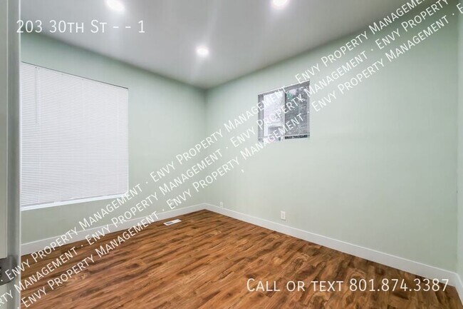 Building Photo - 203 30th St
