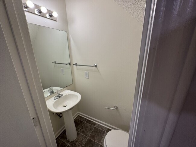 Building Photo - 2 bed 1.5 Bath