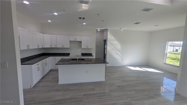 Building Photo - 1027 Eisenhower Blvd