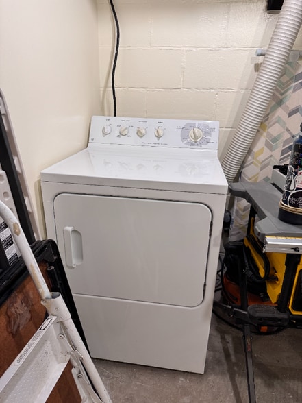 Building Photo - 607 Hollins Ave