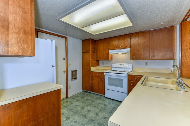 Building Photo - 2 Bedroom 1.5 Bathroom 4 plex