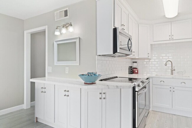 Building Photo - 8743 Thomas Dr