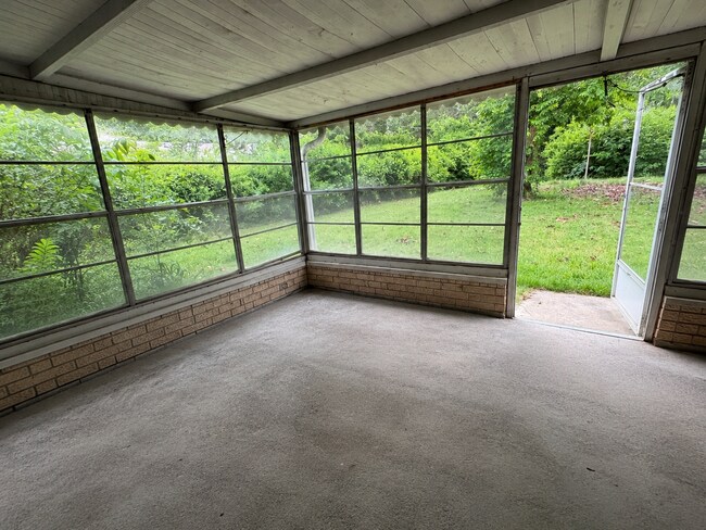 Building Photo - Adorable Home in Midtown!