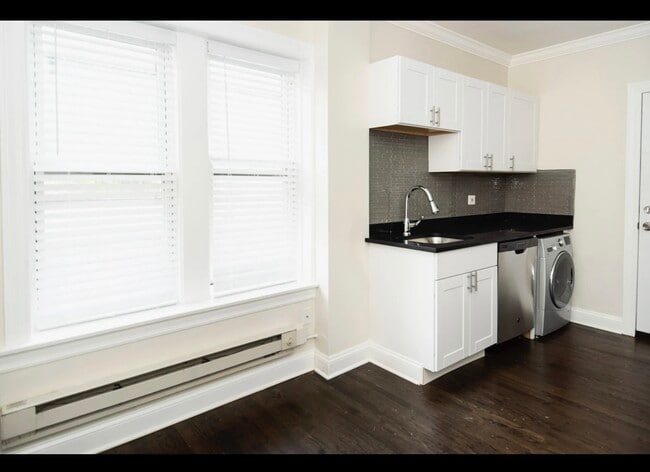 Building Photo - 3821 N Greenview Ave