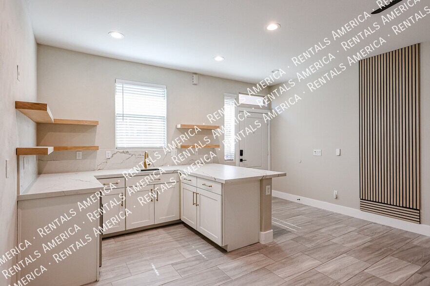 Building Photo - 7855 W Rock Springs Dr