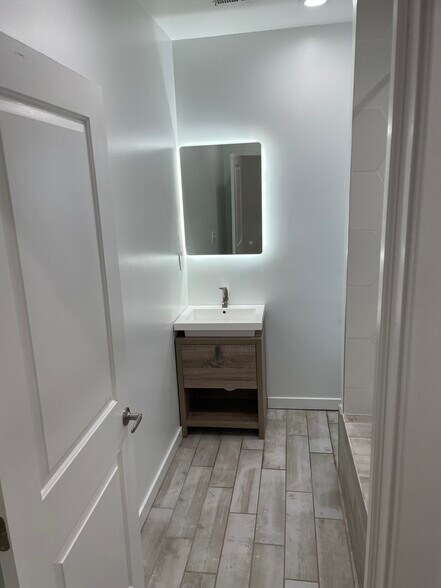 bathroom - 1105 S 47th St