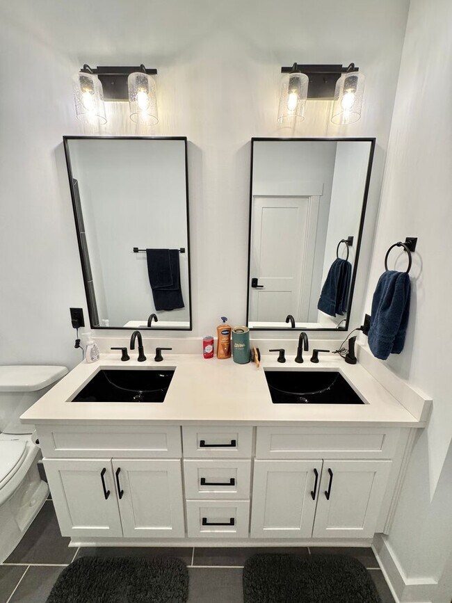 Building Photo - 2 Bed, 2.5 Bath Townhome with 2 Reserved Parking Spots