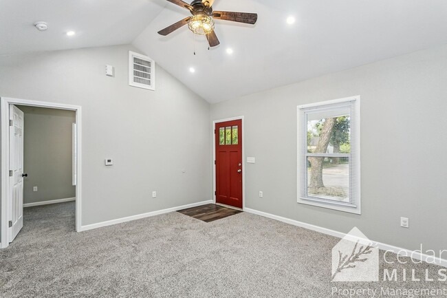 Building Photo - Centrally Located 3 Bedroom