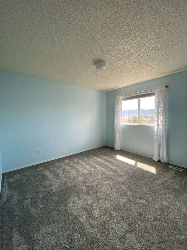 Building Photo - 5 bedroom - Oxbow