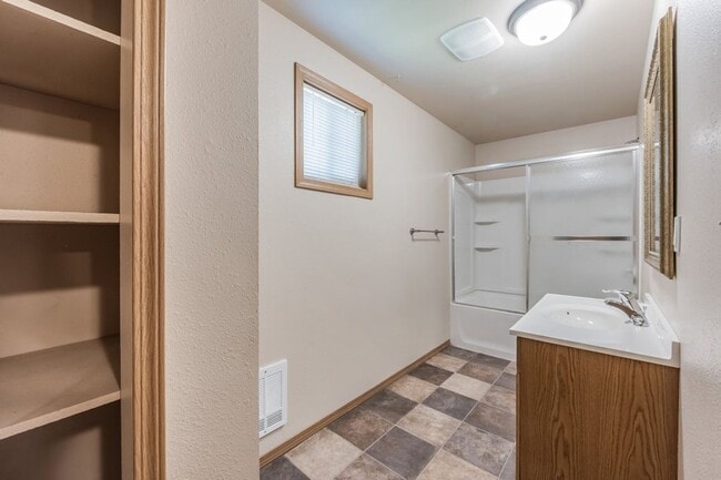 Building Photo - 2 bed 1 bath apartment (4plex building)